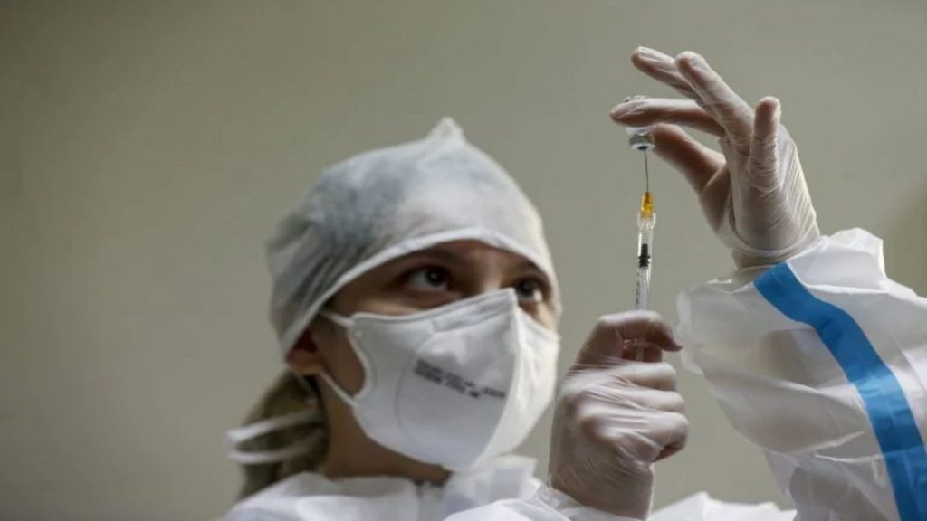 Dottoressa con in mano una fiala di vaccino
