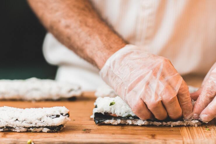 Foto di chef che prepara sushi