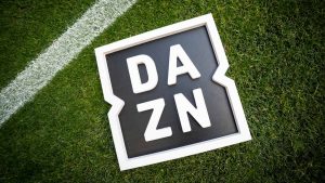 Logo DAZN su campo da calcio