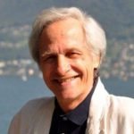 Lino Capolicchio con alle spalle il mare