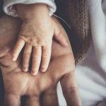 mano padre e figlio