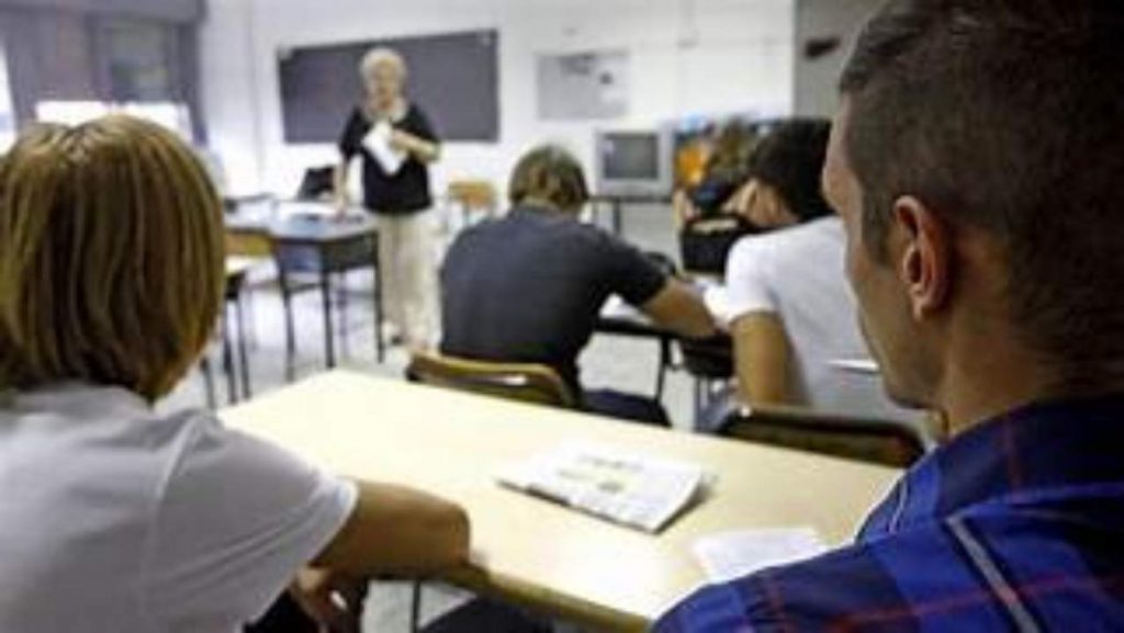 Studenti in classe che ascoltano una lezione