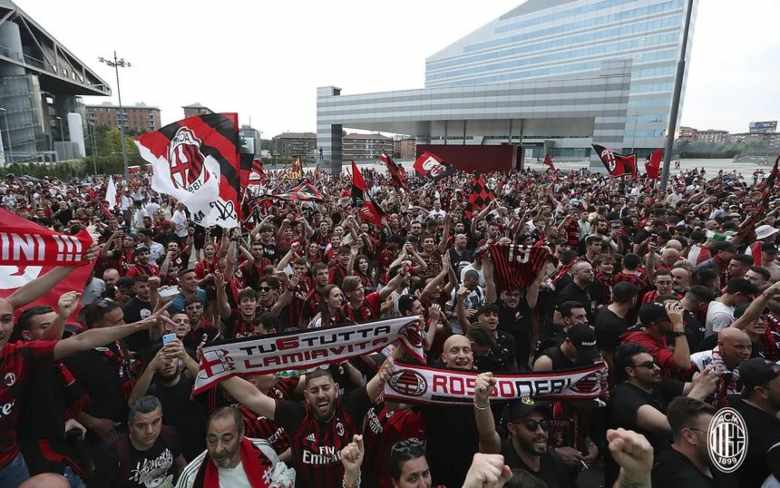 tifosi del Milan festeggiano la vittoria del Campionato di calcio