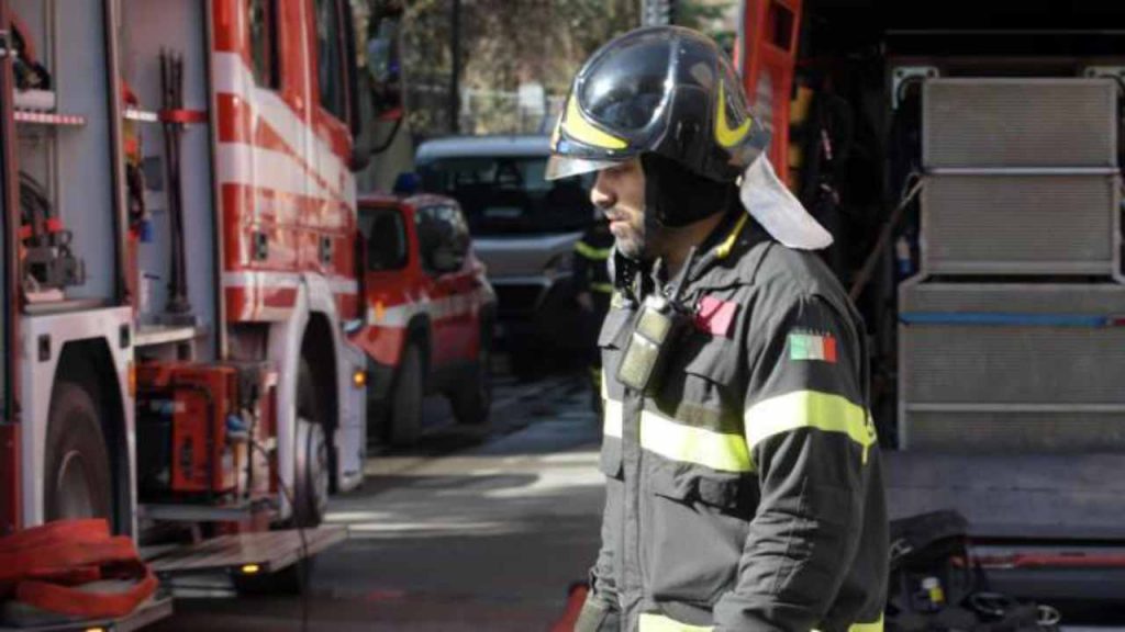 Vigile del fuoco in divisa in una strada