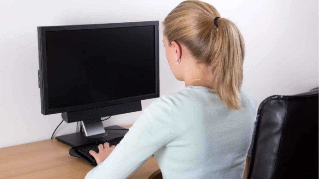 Donna seduta davanti a un computer