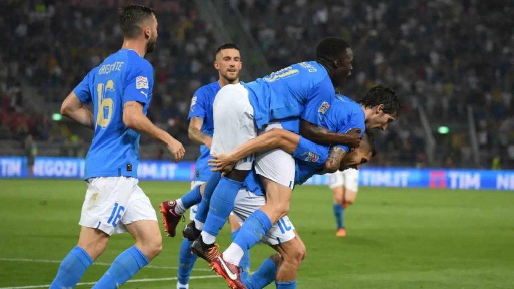 L'esultanza di Pellegrini e Gnonto, autori del gol del vantaggio dell'Italia