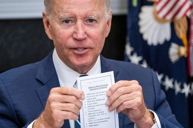 Joe Biden colto con un bigliettino durante un incontro pubblico, Bamba della settimana