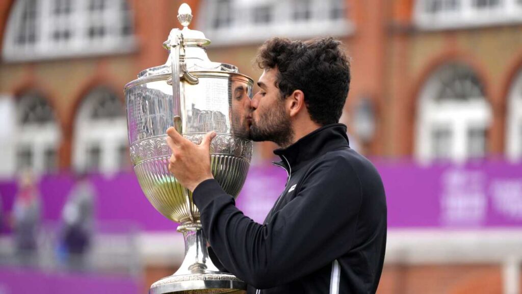 Matteo Berrettini bacia il trofeo: è del vincitore del Queen's