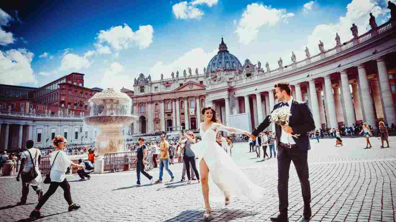 Coppia di sposi in Piazza San Pietro