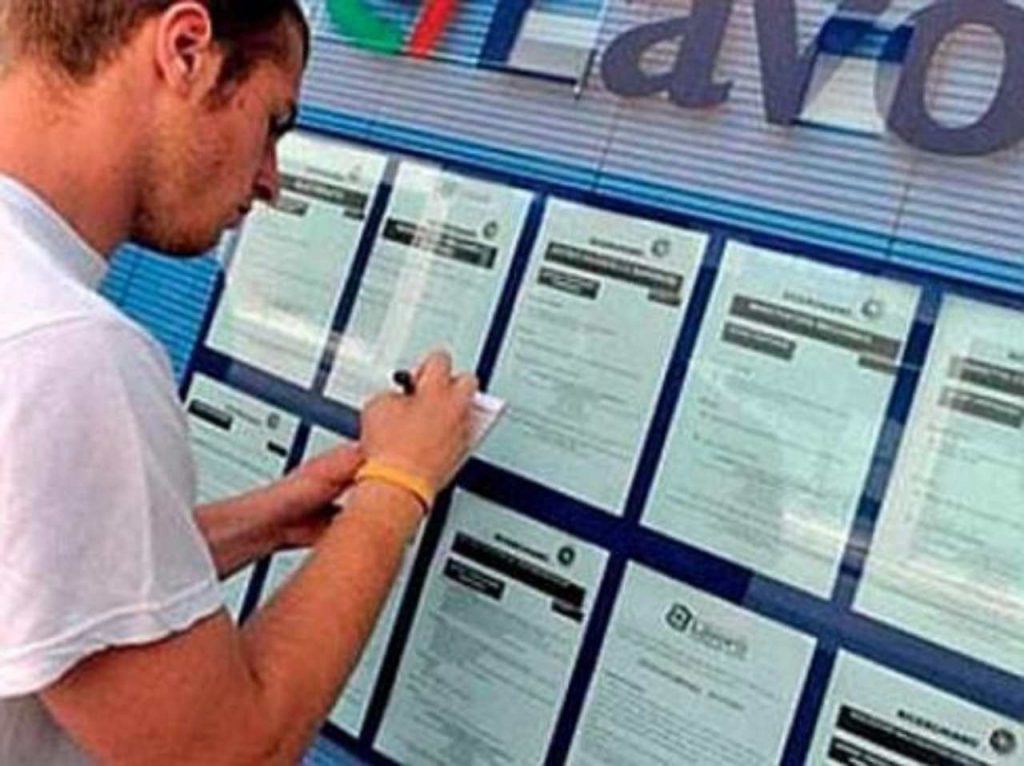 ragazzo cerca lavoro in una agenzia per il lavoro