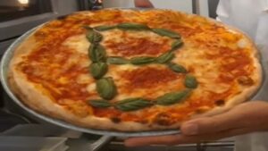 La Pizza Briatora, realizzata a Torre Lapillo da un ristoratore salentino