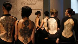 donne di spalla tatuate