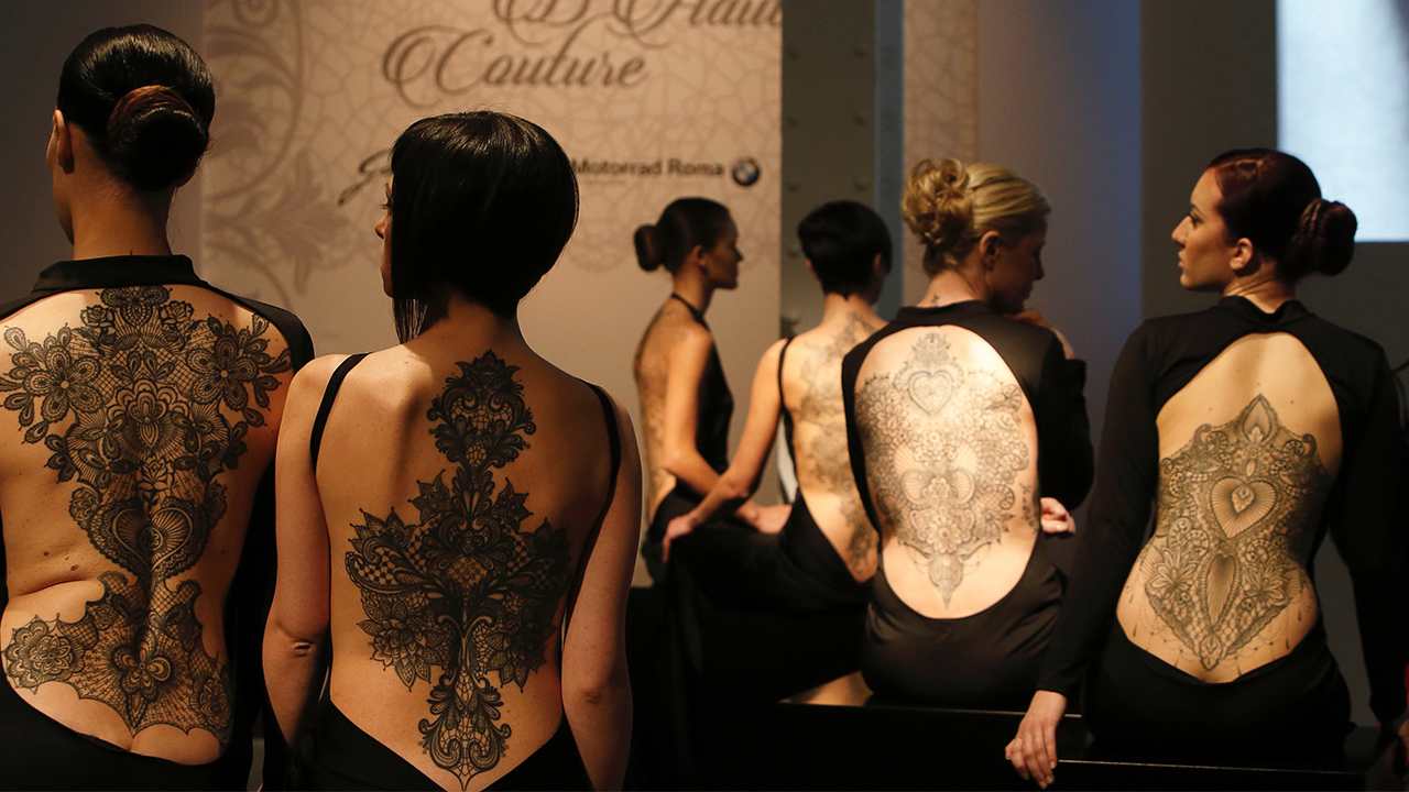 donne di spalla tatuate