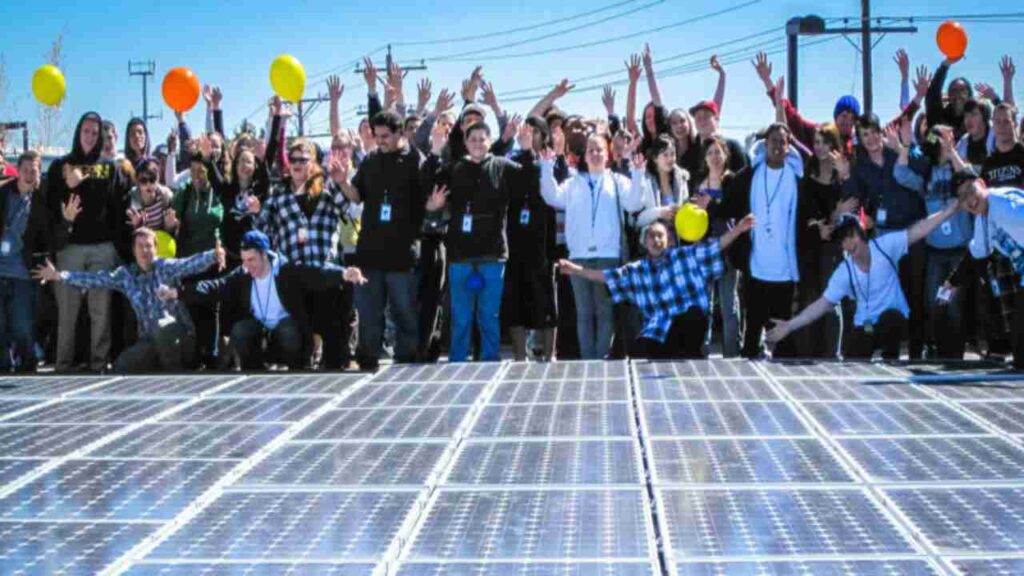 Un gruppo di persone che costituisce una comunità energetica