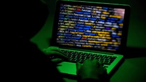 Hacker davanti a un computer