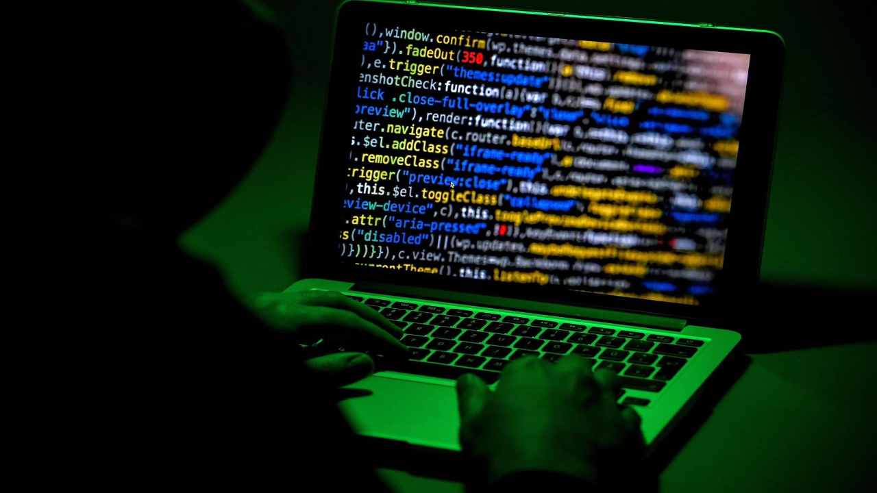 Hacker davanti a un computer