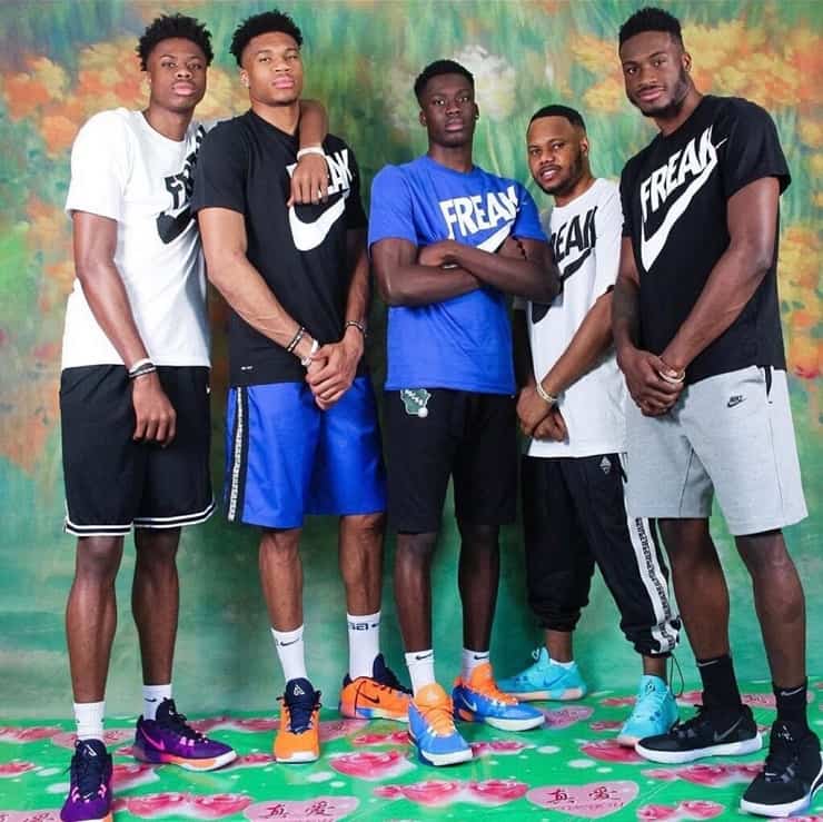 I fratelli Antetokounmpo: da sinistra, Kostas, Giannis, Alex, Francis e Thanasis