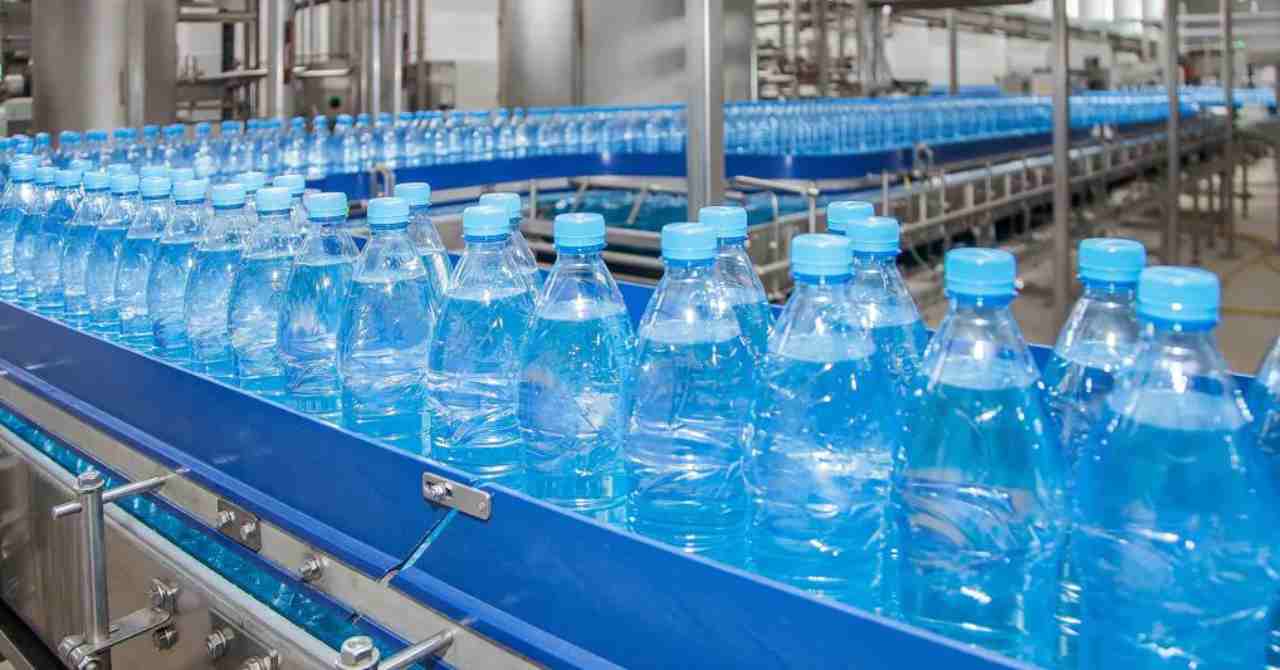 acqua in bottiglia sul nastro industriale