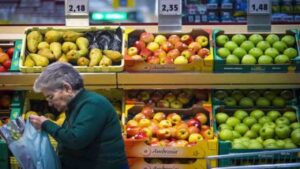 Donna all'interno di un supermercato