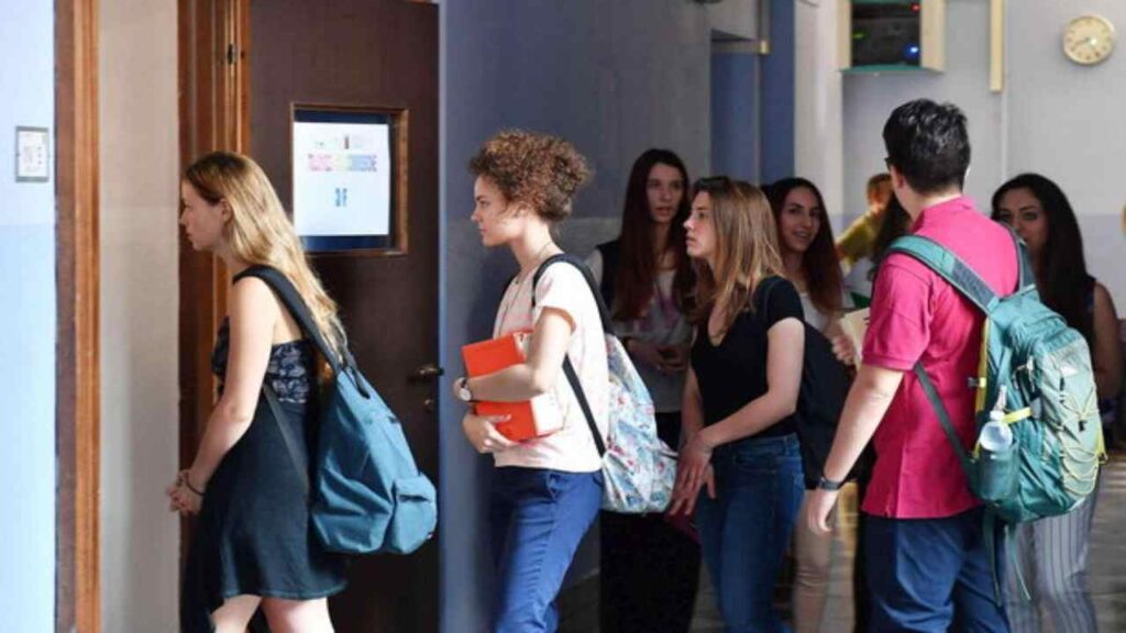 studenti nel corridoio di una scuola