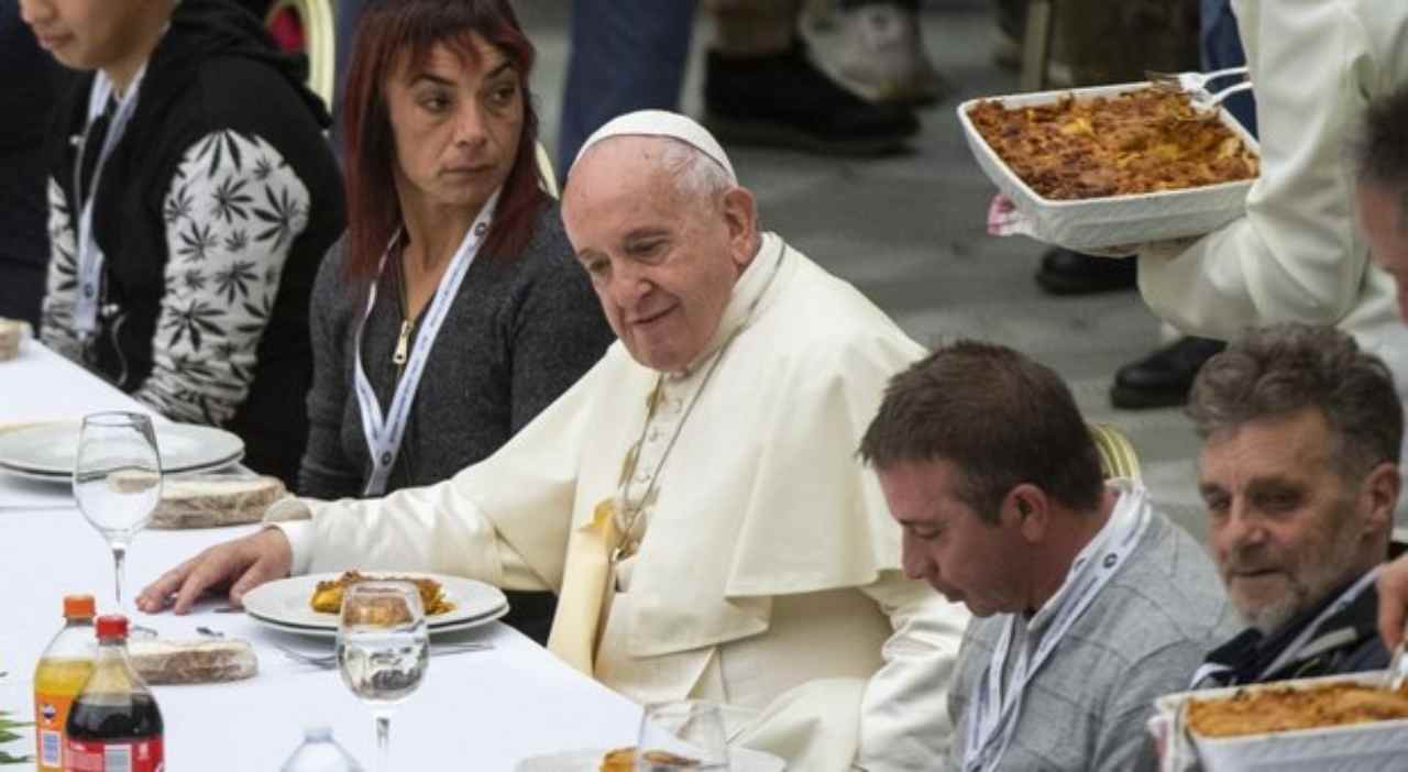Papa Francesco a tavola di una mensa