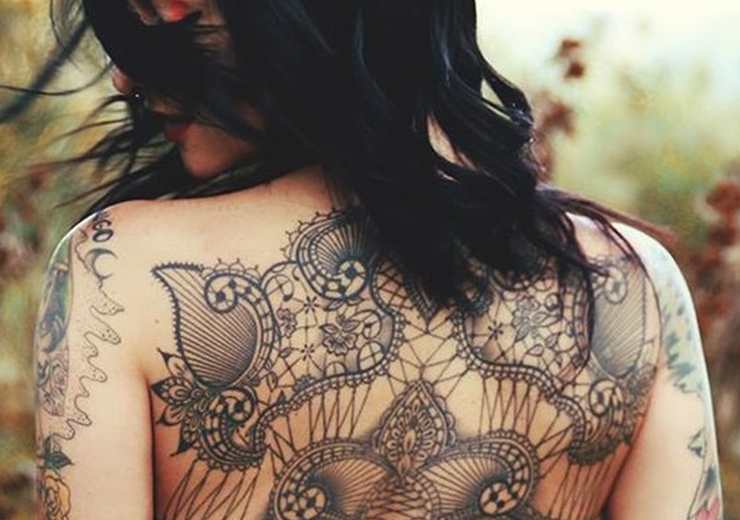 Schiena di donna tatuata ad opera del noto artista romano Marco Manzo