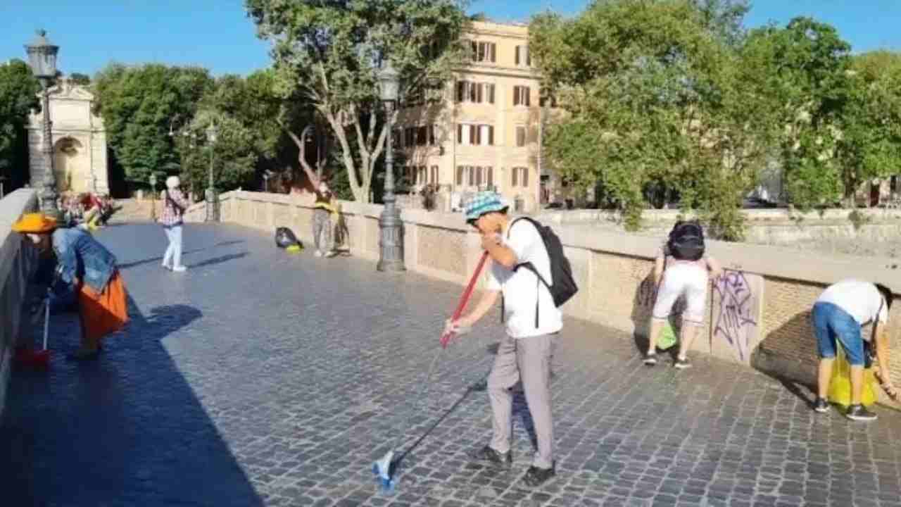 Turisti giapponesi puliscono le strade di Roma