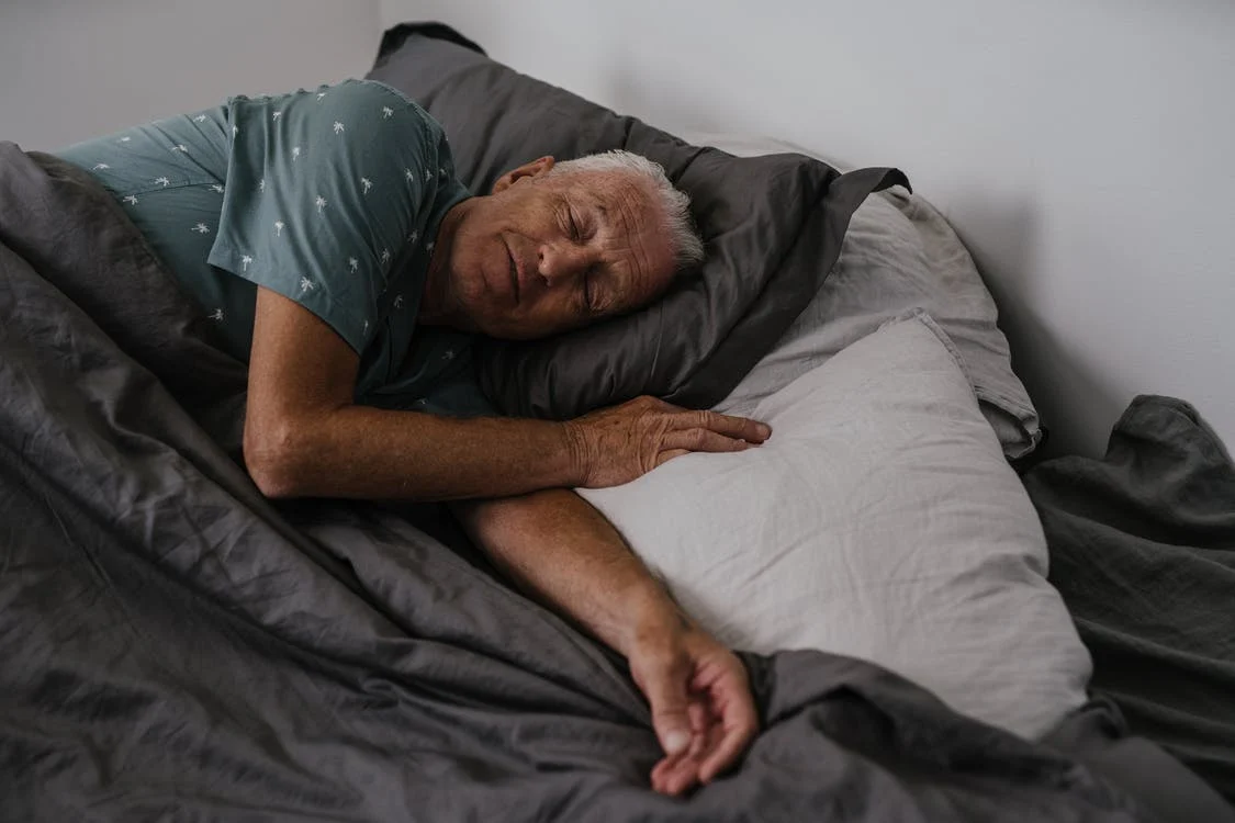 Un anziano che riposa nel letto
