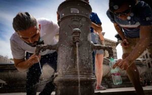 Fontanella di Roma, nasone con persone che bevono