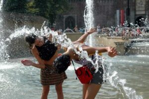 ragazze alla fontana