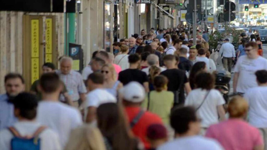 gente a passeggio a Milano