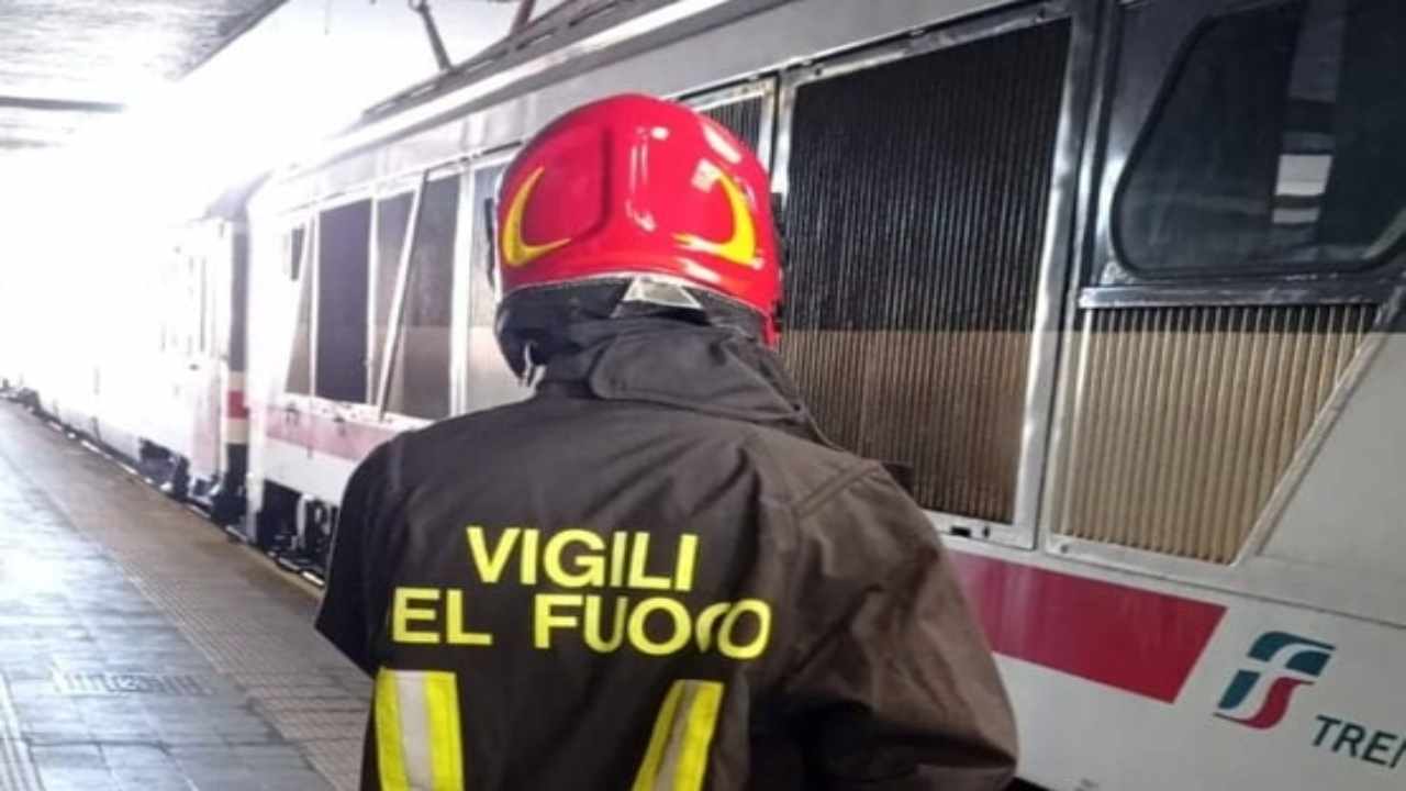 Un vigile del fuoco in soccorso a Roma Termini