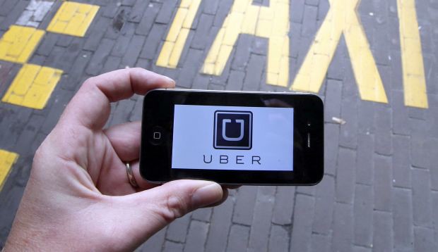 Un cellulare con l'applicazione per servizio taxi Uber