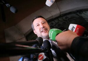 Matteo Salvini con microfoni