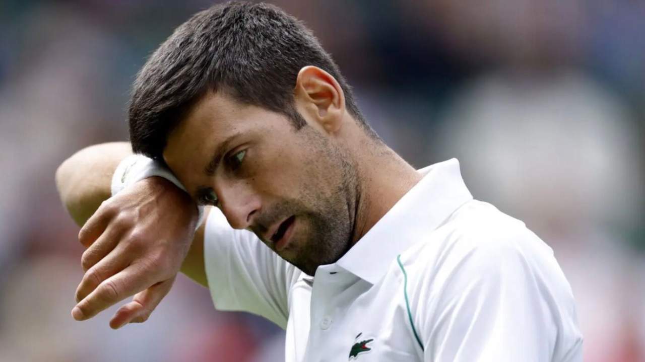Novak Djokovic mentre si pulisce il sudore in una fase di gioco