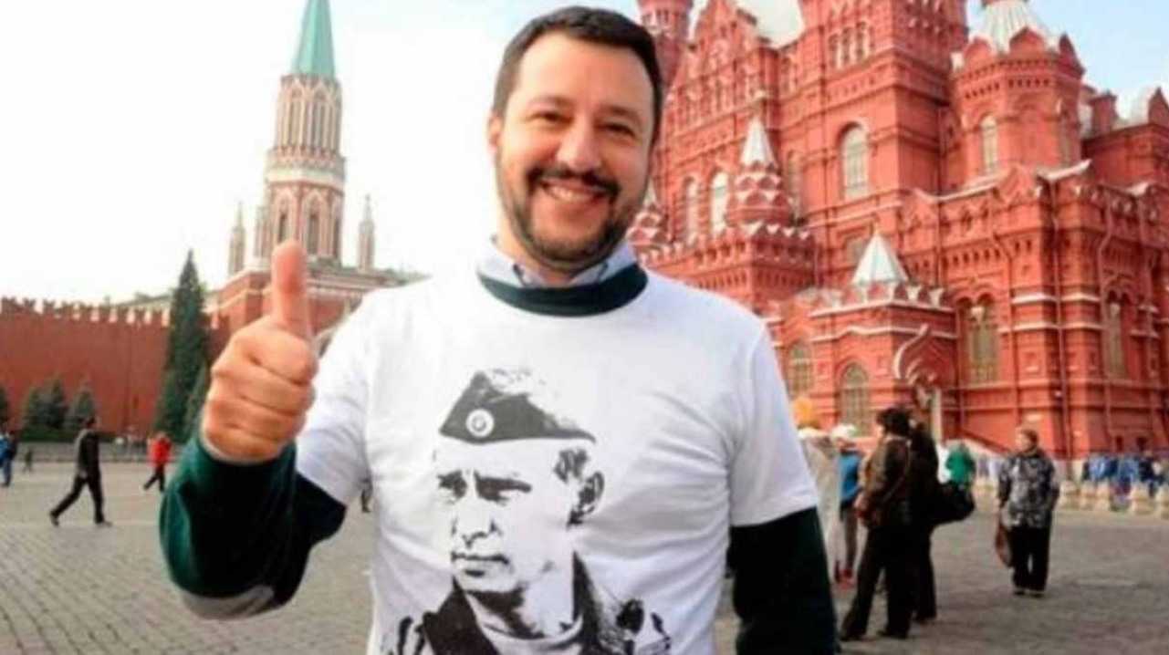 Matteo Salvini a Mosca con maglia di Putin