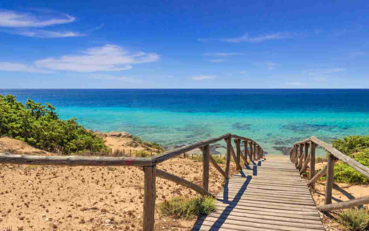 Spiaggia con ponticello in Puglia
