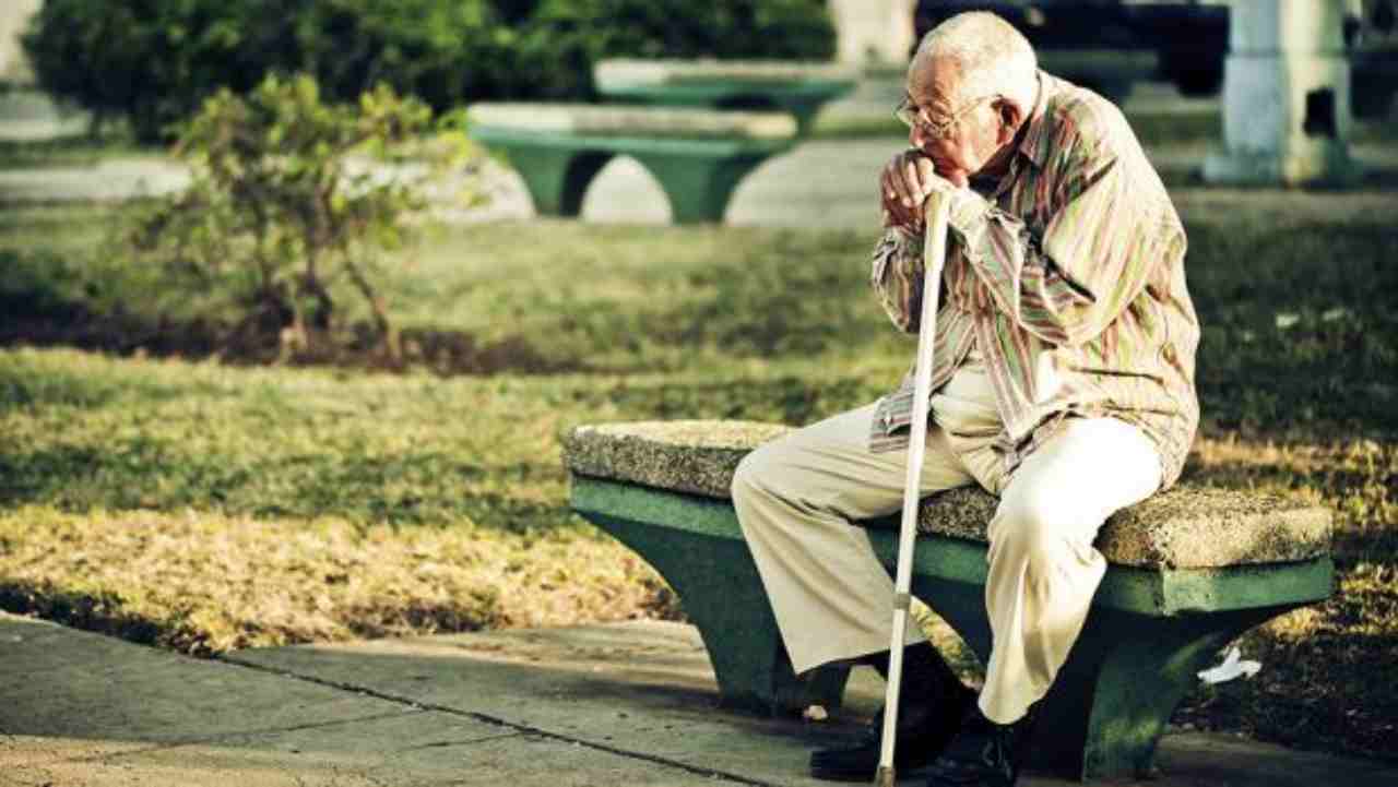anziano da solo sulla panchina