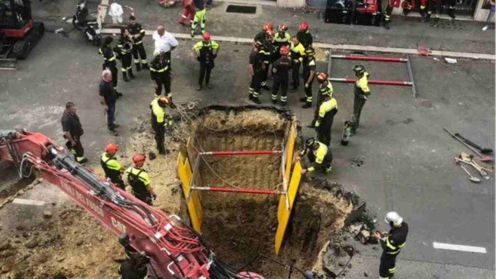 vigili del fuoco a lavoro per un incidente avvenuto a roma