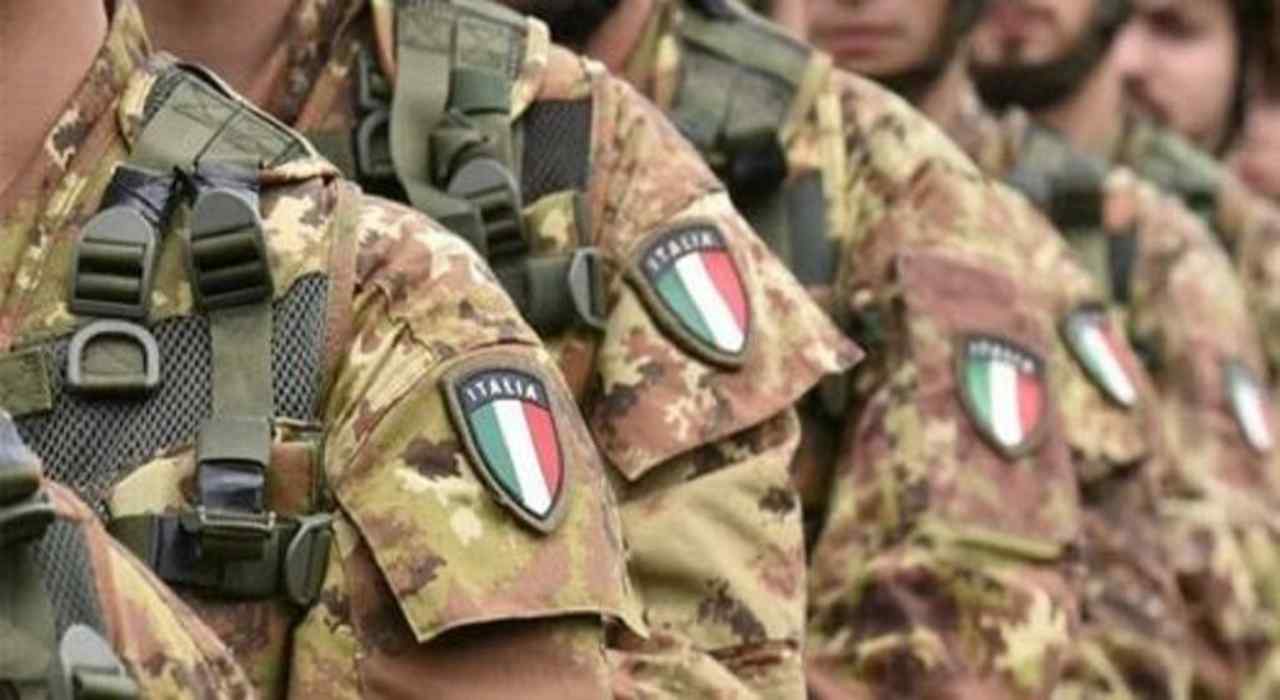 militari, divisa con stemma dell'Italia