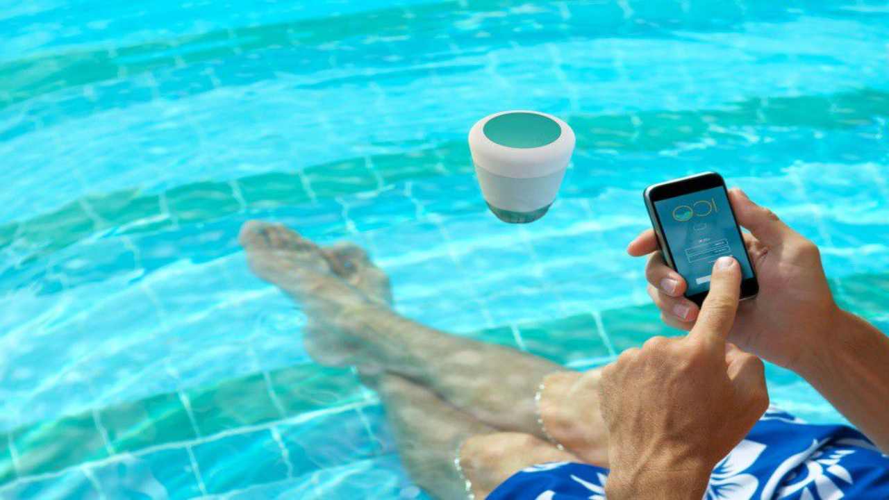 Un bagnante utilizza uno smartphone in piscina