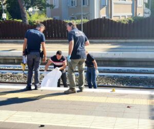 stazione Riccione sorelle investite da treno