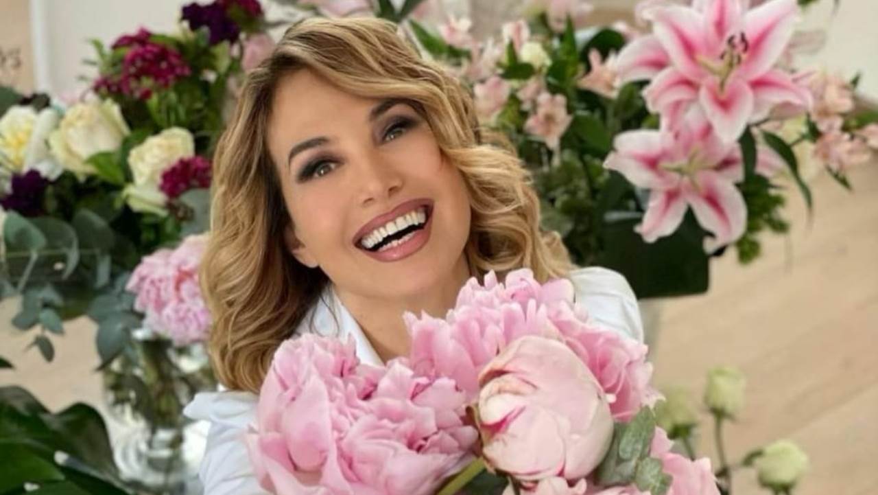 Barbara D'Urso con un mazzo di fiori rosa
