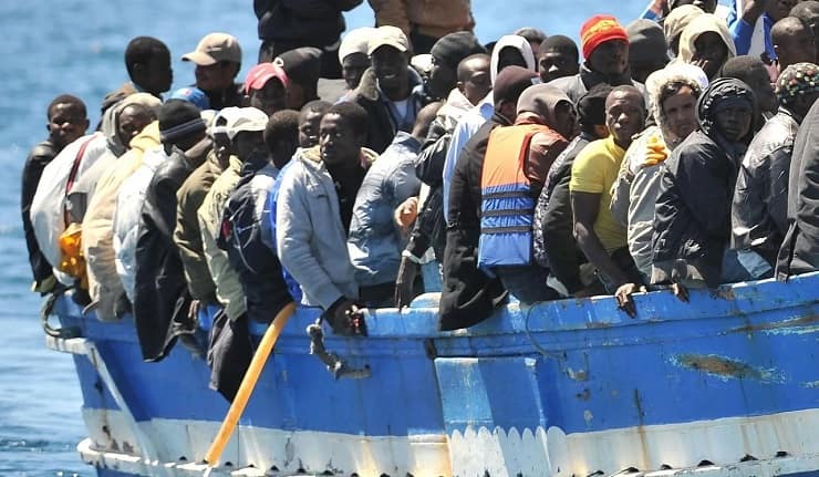 Barca con migranti