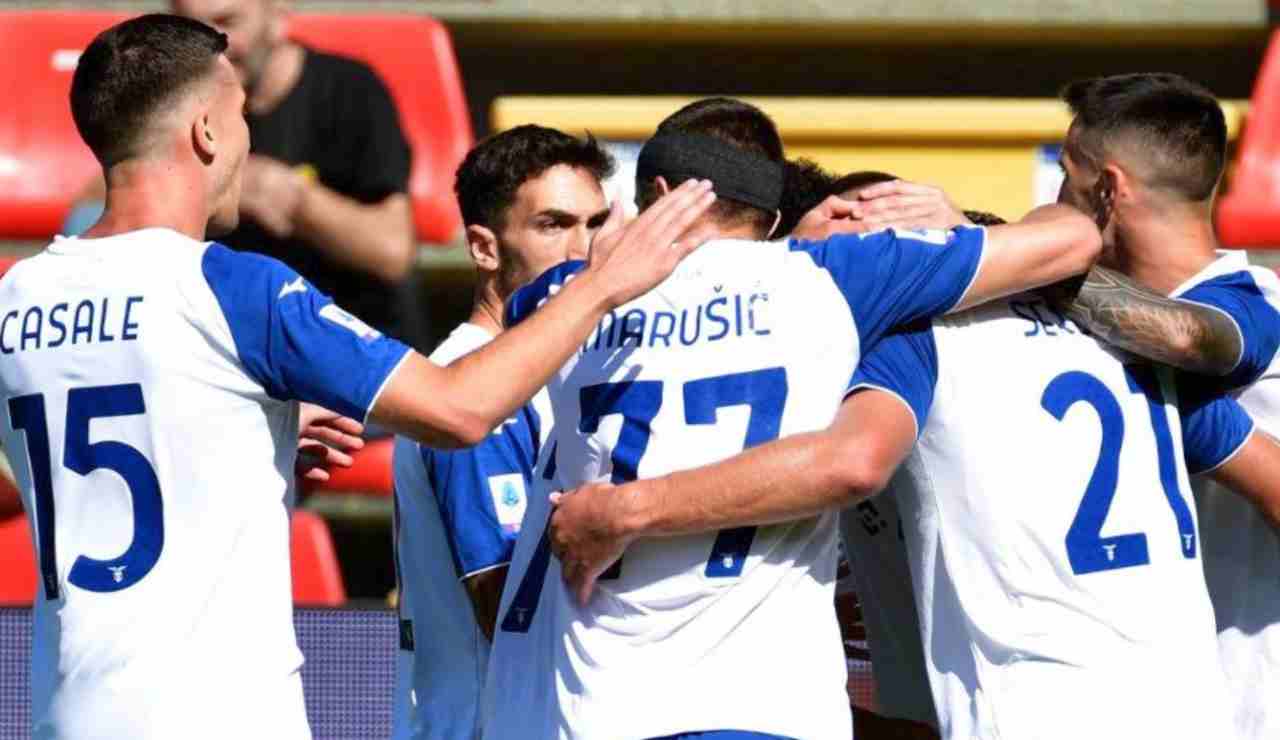 Giocatori della Lazio che si abbracciano dopo un goal alla Cremonese in una partita di Serie A
