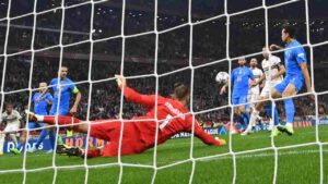 Donnarumma mentre effettua una parata nella partita della Nazionale in Ungheria