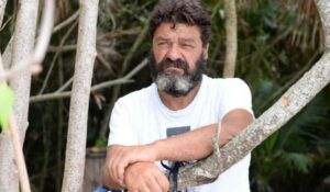 Franco Terlizzi all'Isola dei Famosi, appoggiato ad un ramo