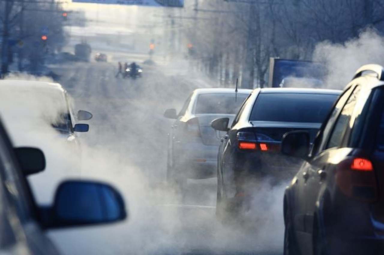 Auto in fila con smog dai tubi di scappamento
