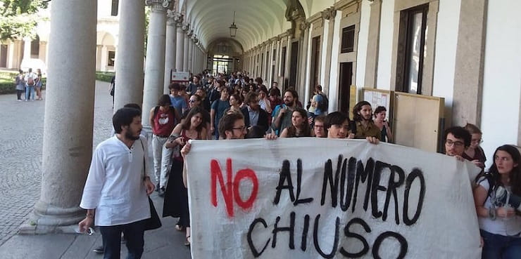 Protesta contro il numero chiuso all'università