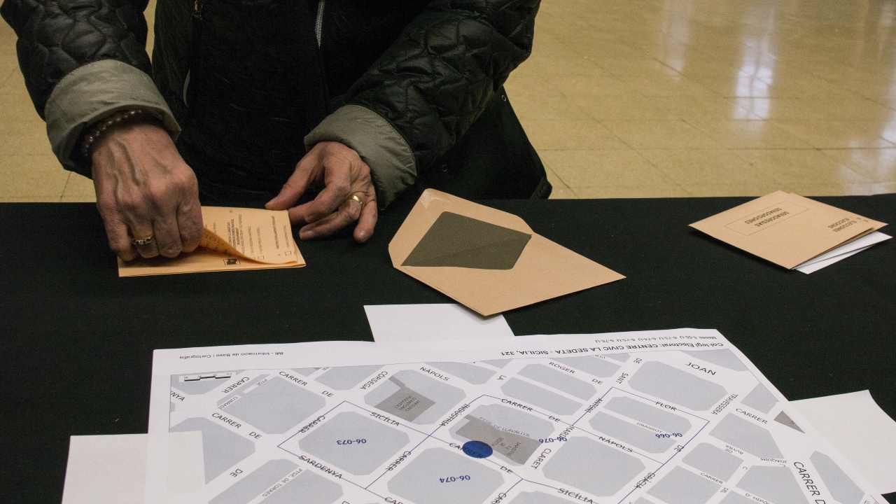 Uno degli scrutatori impegnati nelle elezioni a ripiegare fogli elettorali